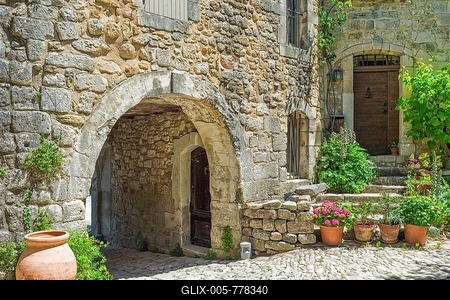 Lane in the medieval village of Oppede-le-Vieux, Vaucluse, Provence Alpes Cote d但zur, France-stock-foto