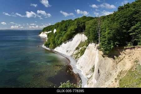 Chalk coast at Jasmund National Park on Rügen, Mecklenburg-Western Pomerania, Germany-stock-foto
