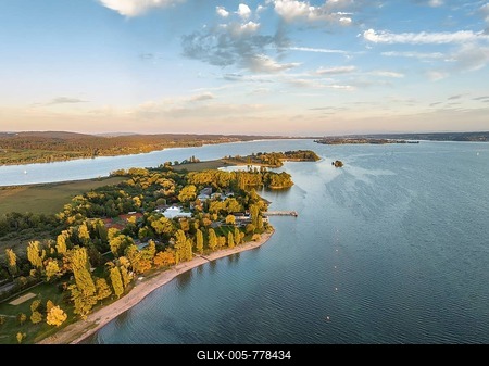 Aerial view of the Mettnau peninsula near Radolfzell on Lake Constance, with the island of Reichenau on the horizon, district of Constance, Baden-Württemberg, Germany-stock-foto