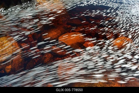 Typical foam structures on the black river water, due to high content of dissolved humic and fulvic acids, Chapada Diamantina, Bahia, Brazil-stock-foto