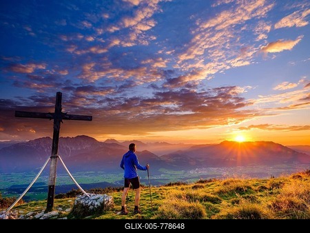 Mountaineers at the Schlenken summit cross at sunset clouds (cumulus), Berchtesgaden Alps in the background, Bad Vigaun, Krispl, Osterhorngruppe, province of Salzburg, Austria-stock-foto