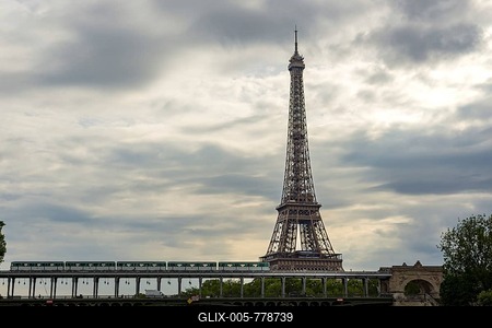 Metro, Pont Bir-Hakeim, over the Seine, behind it the Eiffel Tower, Paris, Île-de-France, France-stock-foto