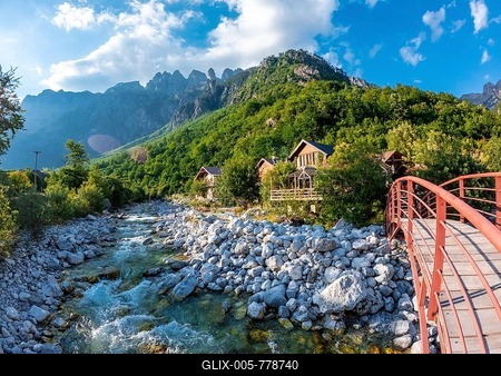 Red bridge along the river of Valbona Valley, Theth National Park, Albanian Alps, Albania-stock-foto