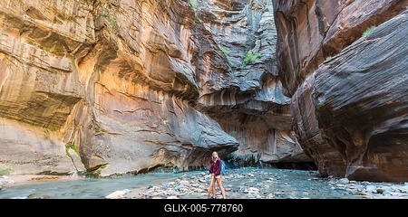 Hiker walking through river, Zion Narrows, narrow of the Virgin River, steep faces of Zion Canyon, Zion National Park, Utah, USA-stock-foto