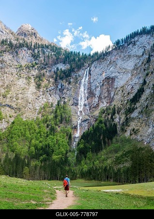 Hiker on way to Röthbach Waterfall, highest waterfall in Germany, Salet am Königssee, National Park Berchtesgaden, Berchtesgaden area, Upper Bavaria, Bavaria, Germany-stock-foto