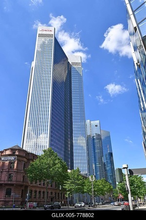 Frankfurt, Germany, June 2020: Trianon tower, a skyscraper in financial district of Frankfurt city completed in 1993. It is the headquarters for 'DekaBank' and 'Deutsche Bundesbank' bank-stock-foto