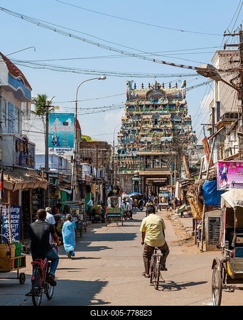 Street scene with temple, Tiruchirappalli, Tamil Nadu, India-stock-foto