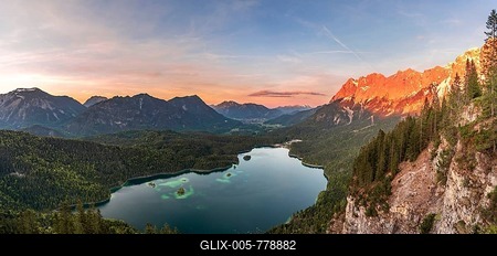 Eibsee lake and Zugspitze massif with Zugspitze, panorama at sunset, alpenglow, Wetterstein range, near Grainau, Upper Bavaria, Bavaria, Germany-stock-foto
