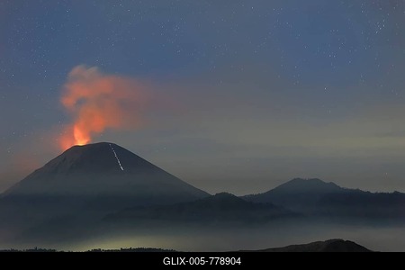 Active Gunung Bromo volcano at night, Bromo-Tengger-Semeru National Park, Java, Indonesia-stock-foto