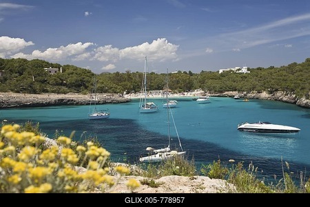 Sailing yachts in the Cala Mondragó bay, beach of Caló d'en Garrot, natural park of Mondragó, Mallorca, Majorca, Balearic Islands, Mediterranean Sea, Spain, Europe-stock-foto