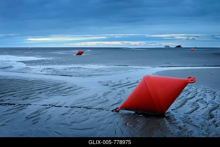 Red buoy at low tide at the beach at sunset, running water, St. Peter-Ording, Holstein Wadden Sea, Schleswig-Holstein, Germany-stock-foto
