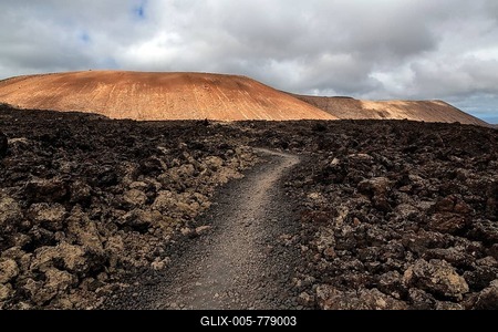 Path through a lava field, volcanic landscape, Fire Mountains, volcanoes, Caldera Blanca volcano at the back, Lanzarote, Canary Islands, Spain-stock-foto