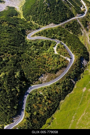 Drone shot, winding mountain road, Hahntennjoch, Lechtaler Alps, Tyrol, Austria-stock-foto