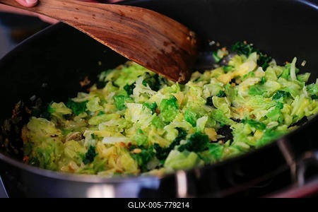 Swabian cuisine, preparation savoy cabbage, wild boar medallions with savoy cabbage cakes, sautéing vegetables, pan, spatula, healthy, home cooking, typical Swabian, traditional cuisine reinterpreted, food photography, studio, Germany-stock-foto
