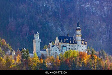 A fairytale castle against a mountainous backdrop surrounded by autumnal trees, Neuschwanstein, Schwangau, Ostallgäu, Allgäu, Swabia, Upper Bavaria, Bavaria, Germany-stock-foto