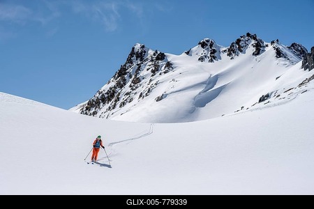 Ski tourer on the descent, minimalist winter landscape, white snow and dark mountains on the Scalettahorn, Graubünden, Switzerland-stock-foto