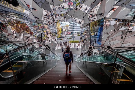 Mirrored entrance, Tokyu Plaza Omotesando Harajuku, Udagawacho, Shibuya, Tokyo, Japan-stock-foto