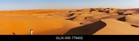 Panorama, man photographing in the desert, sand dunes, desert Rimal Wahiba Sands, Oman-stock-foto