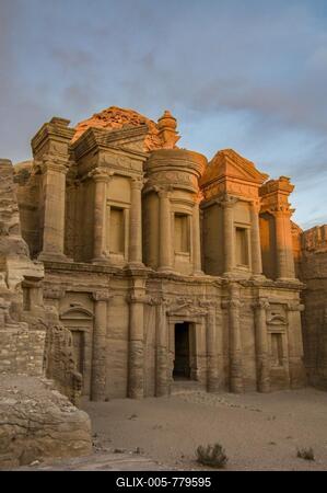 Ancient tomb Ed deir in the rock, Petra, Jordan-stock-foto