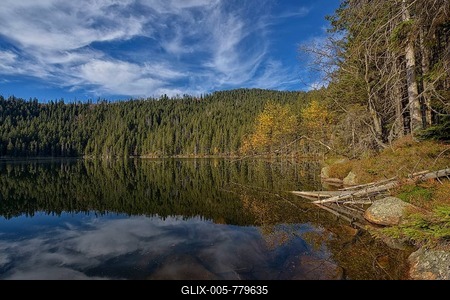 Reflection with clouds in ?ertovo jezero lake in fall, ?ertovo, 隔mava National Park, Sumava, Czech Republic-stock-foto