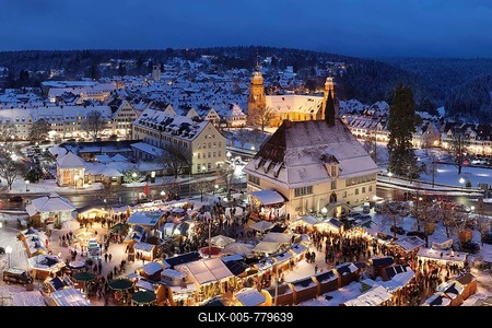 Christmas Market at dusk, Freudenstadt, Black Forest, Baden-Württemberg, Germany-stock-foto