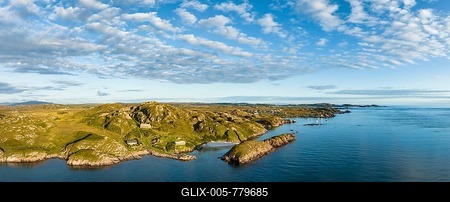 Aerial panorama of the coastline of the Ross of Mull peninsula and the fishing village of Fionnphort on the right, Tňrr Mňr granite quarry closed in 1907 on the left, Isle of Mull, Argyll and Bute, Scotland, United Kingdom-stock-foto