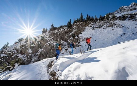 Mountaineer on hiking trail in winter with snow, path to Ammergauer Hochplatte, Ammergau Alps, Bavaria, Germany-stock-foto