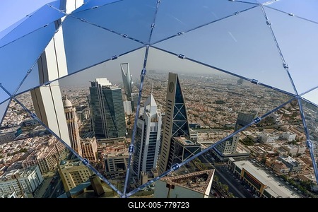 Reflection of the skyline in the glass sphere of Al Faisaliah Tower, Riyadh, Saudi Arabia-stock-foto