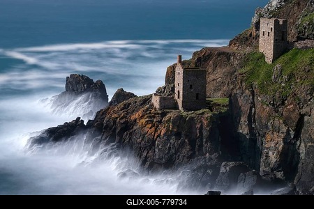 Rocky coast with ruins, former mine, old tin mine, Botallack Mine, Trewellard, Cornwall, England, Great Britain-stock-foto