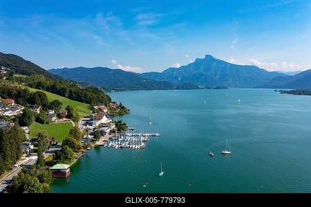 Drone shot, yacht club at Mondsee with Schafberg, Mondsee, Salzkammergut, Upper Austria, Austria-stock-foto