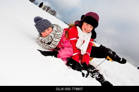 Girls sledging-stock-foto