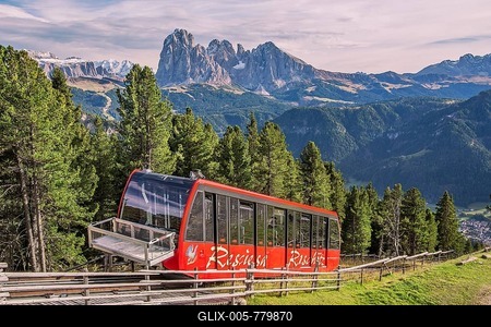 Funicular railway to the Raschötzalm with the Langkofelgruppe 3181m, Ortisei, Val Gardena, Val Gardena, Dolomites, Province of Bolzano, South Tyrol, Trentino Alto Adige, Northern Italy, Italy-stock-foto