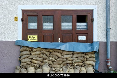 Flood control measures, sandbags and a protective wall of steel slats in front of a garage door, historic centre, Passau, Lower Bavaria, Bavaria, Germany-stock-foto