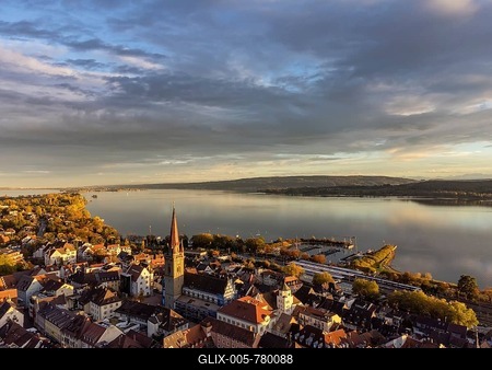 View over the town of Radolfzell on Lake Constance and the Mettnau peninsula, on the left on the horizon the island of Reichenau, on the right the Höri peninsula, Constance district, Baden-Württemberg, Germany-stock-foto