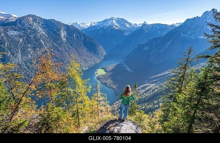 Panoramic view of the Königssee, young hiker on the Achenkanzel, autumnal forest and snow-covered mountains, Berchtesgaden National Park, Berchtesgadener Land, Upper Bavaria, Bavaria, Germany-stock-foto