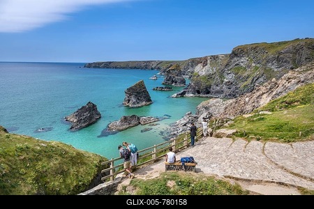 Viewing platform at the Bedruthan Steps cliff formation, North Cornwall, England, United Kingdom-stock-foto