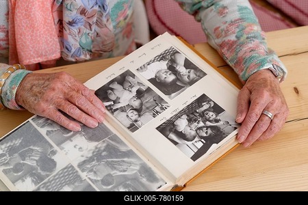 Hands of an elderly woman leafing through an old photo album, Bavaria, Germany-stock-foto
