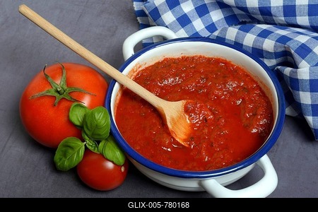 Tomatoes and peel with tomato sauce, sugo, pasta sauce-stock-foto