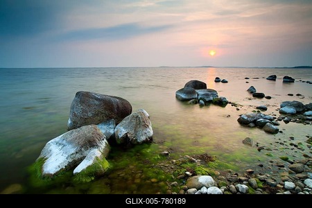 Coastline with big boulders on beach at sunset, Kleiner Zicker, Mönchgut peninsula, Southeast Rügen Biosphere Reserve, Rügen, Mecklenburg-Western Pomerania, Germany-stock-foto