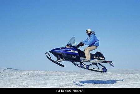 Inuit driving a snowmobil, Nuiqsut, on the coast of the Arctic Ocean in the far north of Alaska-stock-foto