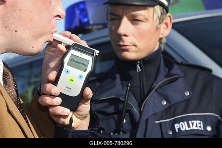 Alcohol breath test, driver being tested with a breathalyzer, breathalyser, Mettmann, North Rhine-Westphalia, Germany, Europe-stock-foto