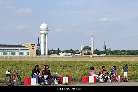 Cyclists and children sitting on benches on the grounds of the former Tempelhof Airport, park opened in 2010 on Tempelhof Feld, Kreuzberg, Neukoelln, Tempelhof, Berlin, Germany, Europe-stock-foto