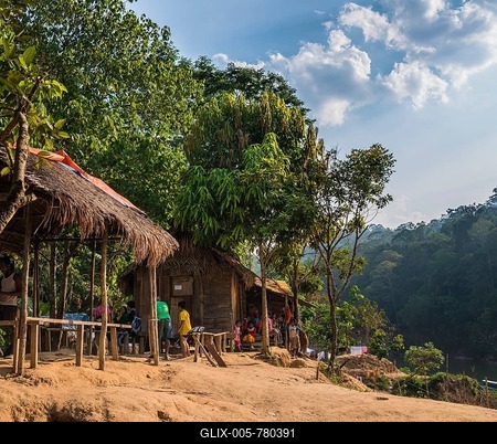 People sitting in front of wooden huts, aboriginal Orang Asil tribe, indigenous culture, Taman Negara, Malaysia-stock-foto