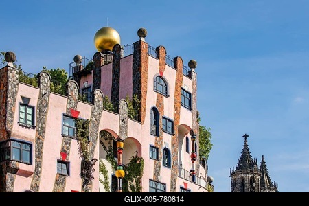 Facade of the architectural work of art Green Citadel and Magdeburg Cathedral, Hundertwasser House, Magdeburg, Saxony-Anhalt, Germany-stock-foto