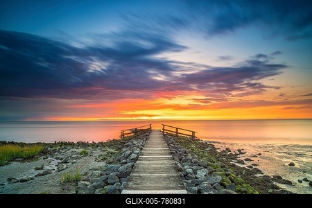 Footbridge at sunset, North Sea, Spieka, near Cuxhaven, Lower Saxony, Germany-stock-foto