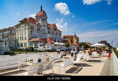 Hotel in the style of seaside resort architecture, Promenade, Baltic resort Kühlungsborn, Mecklenburg-Vorpommern, Germany-stock-foto