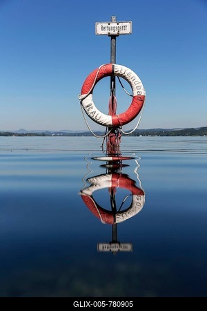 Lifebuoy in flood, Lake Constance, Reichenau Island, Baden-Württemberg, Germany-stock-foto