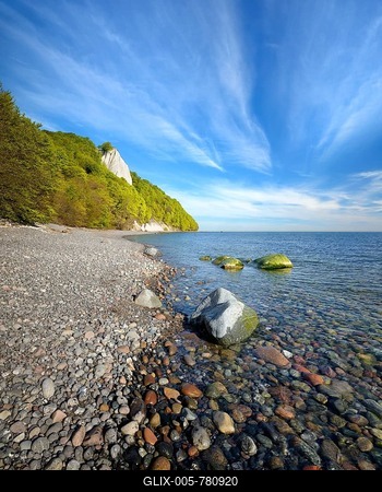 Stone beach at the Baltic Sea, behind the Königsstuhl, veil clouds, Jasmund National Park, UNESCO World Heritage Site, Rügen Island, Mecklenburg-Western Pomerania, Germany-stock-foto