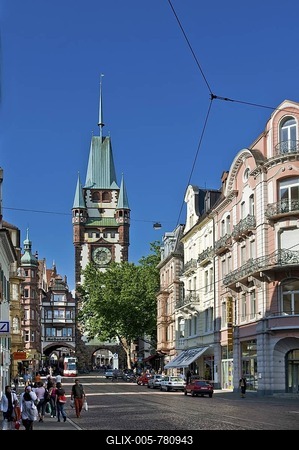Martinstor gate and Kaiser-Josef-Strasse street, Freiburg, Baden-Wuerttemberg, Germany, Europe-stock-foto