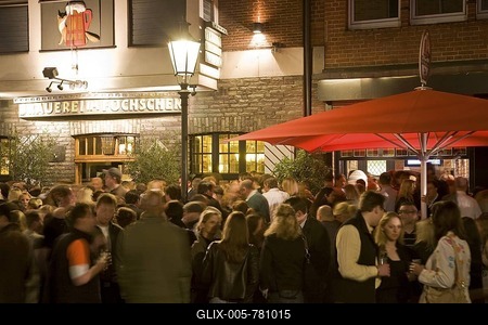 Brauerei im Fuechschen bar, beer bar, people, street scene, Ratinger Strasse street, historic centre, Duesseldorf, North Rhine-Westphalia, Germany-stock-foto